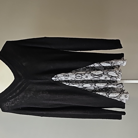 Euc lightweight black v neck sweater (D38) - Picture 3 of 5